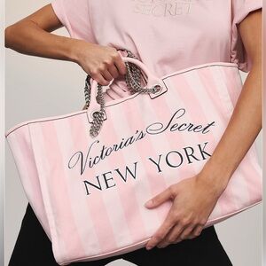 VICTORIA SECRET EXCLUSIVE NYC POP UP FASHION SHOW CHAIN TOTE 2025